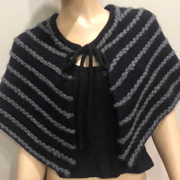 Minete Wool Capelet - Picture 1 of 9